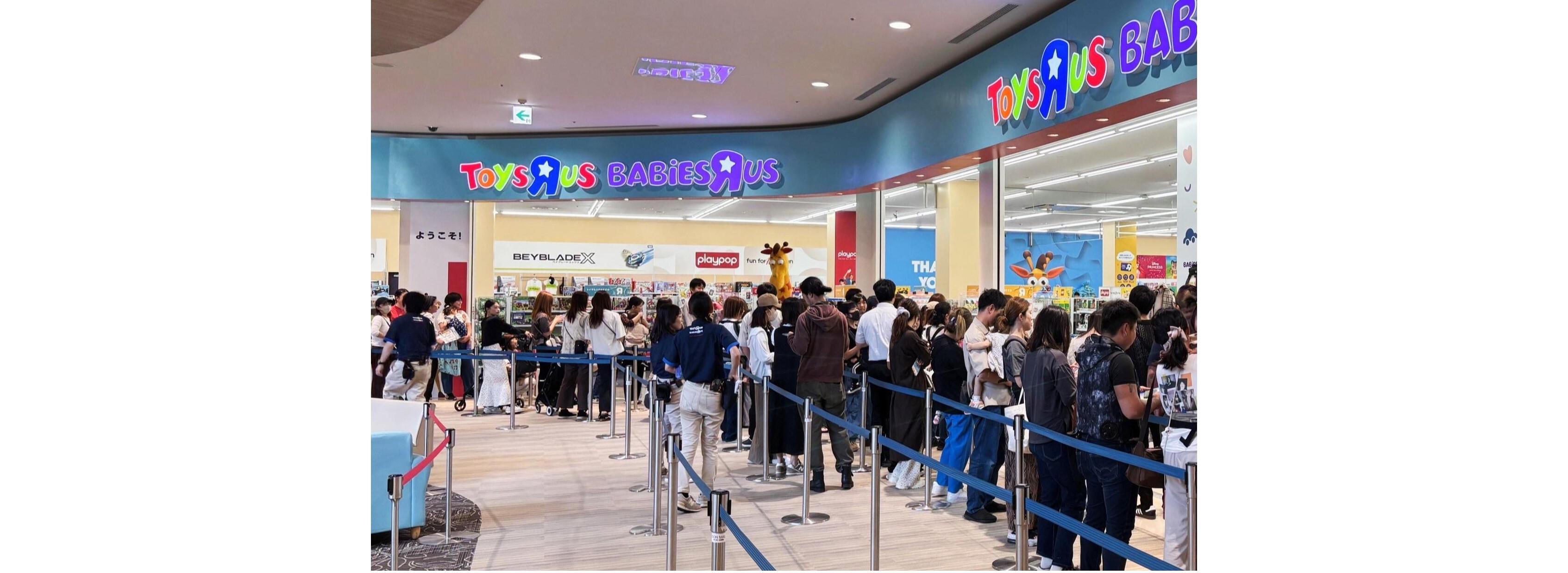 トイザらス・ベビーザらス 和歌山店リニューアルオープン開店前の行列