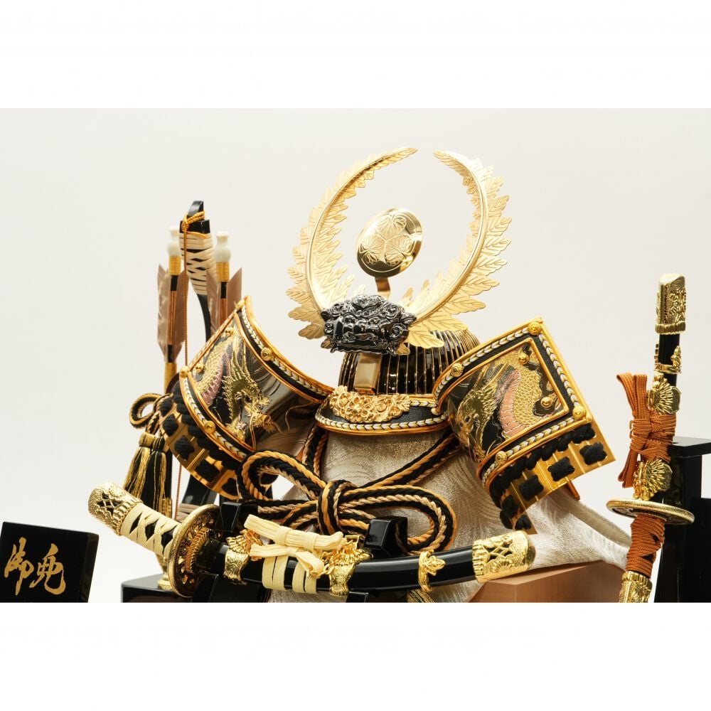 五月人形】兜飾り ケース飾り「徳川家康歯朶の葉前立て木目調