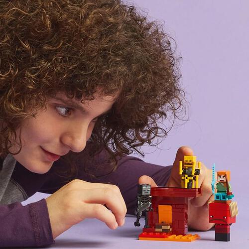 【オンライン限定価格*】レゴ LEGO マインクラフト ネザーの溶岩バトル 21266｜おもちゃ 玩具 誕生日 プレゼント ブロック 知育 6歳 7歳 8歳 ゲーム