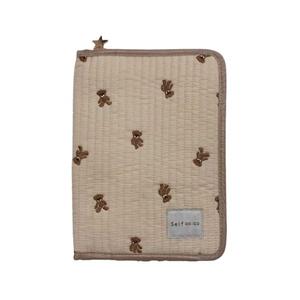 ヌビ マルチケース くま柄 ベージュ