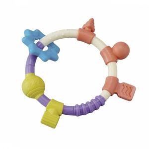 9コのなめ心地＆噛みごたえ 両手でなめたりかんだり