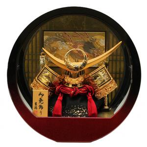 【五月人形】兜飾り ケース飾り「上杉謙信丸形ワインぼかしアクリル」（538007）コンパクト 男の子 端午の節句 トイザらス・ベビーザらス限定【メーカー直送】