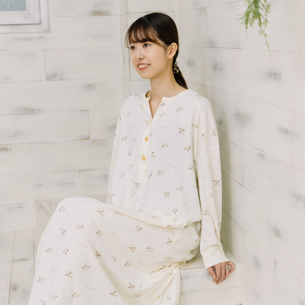 SNOOPY スヌーピー 長袖前開きワンピースパジャマ 総柄 ホワイト×M-L