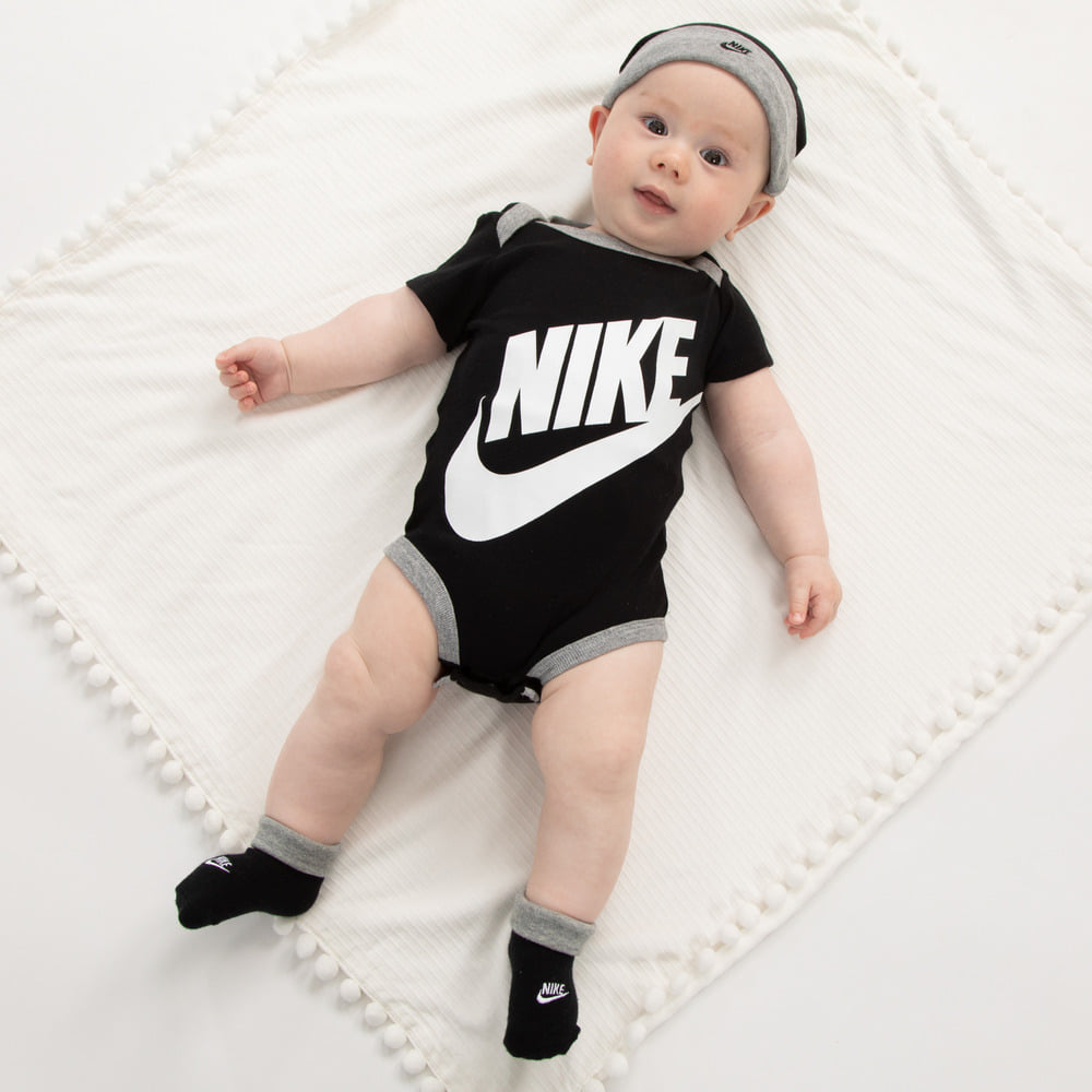 ＜トイザらス＞ NIKE 新生児3点セット フューチュラ ロゴ (ブラック×60-70cm)画像