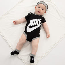 NIKE 新生児3点セット フューチュラ ロゴ (ブラック×60-70cm) ：トイザらス・ベビーザらス オンラインストア
