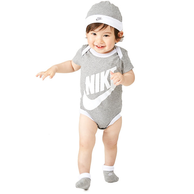 NIKE 新生児3点セット フューチュラ ロゴ (グレー×60-70cm) | ベビーザらス