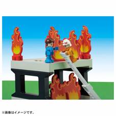 【オンライン限定価格】トミカタウン 出動! 消火! レスキューベース 人形2体 はしご消防車付 組み換え